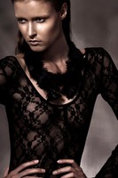 Photo Sarah Ford,
Make-up & Hair Griphée, 
Model Barbora Kucabova, 
Bijoux Vaskolg, 
Styliste Sarah Kinsumba